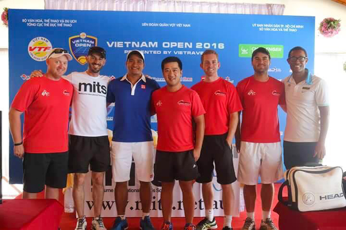 Ông Vũ Ngọc thành (áo xanh) tham dự khóa học đào tạo HLV quốc tế môn tại Vietnam Open 2016