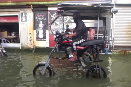 Độc đáo: Xe máy "kéo dài chân" để thích nghi với đường lụt