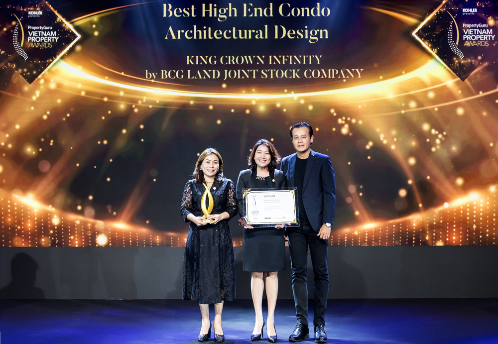Đại diện Nhà phát triển dự án BCG Land lên nhận giải thưởng tại lễ trao giải PropertyGuru Vietnam Property Awards 2022.