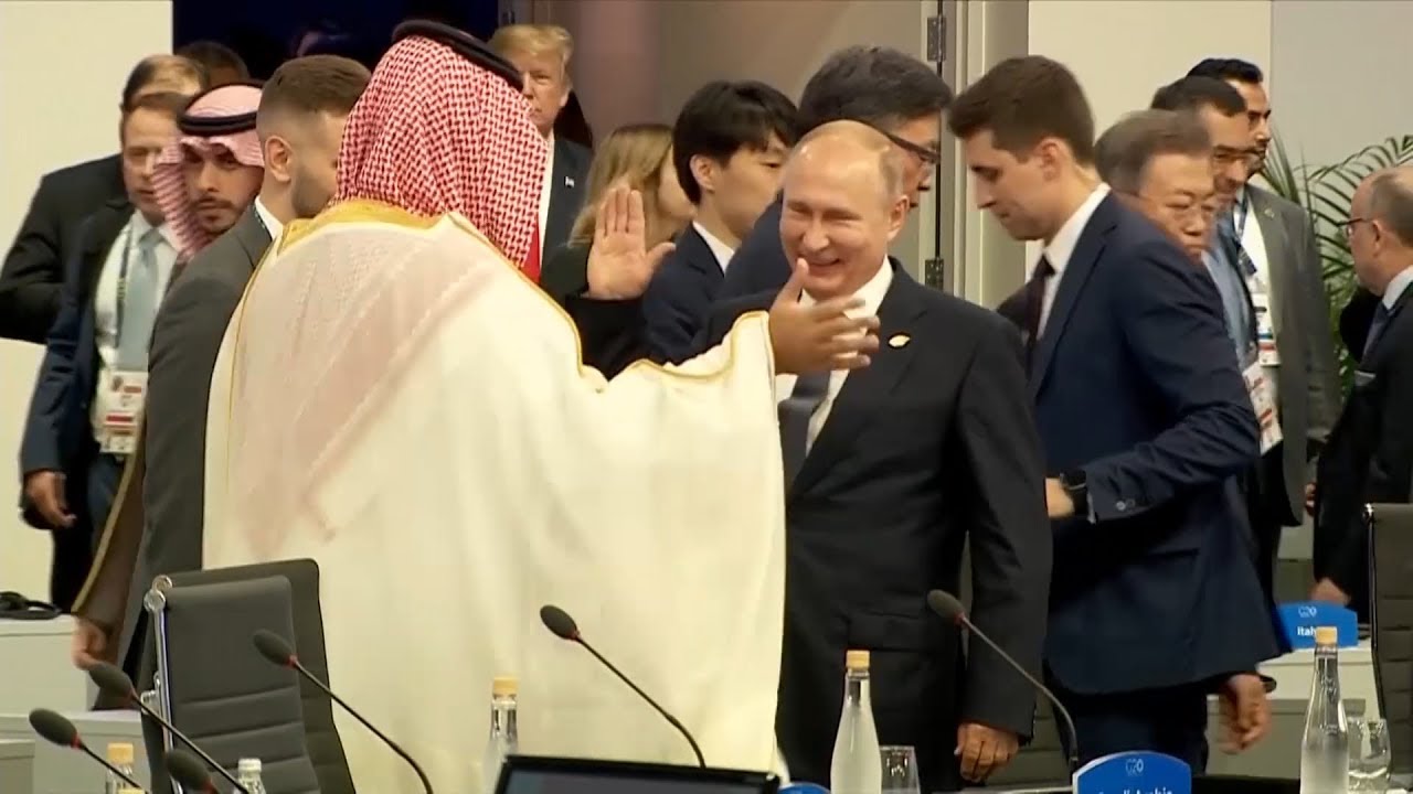 Ông Putin và thái tử MbS có màn đập tay cao khi gặp nhau tại hội nghị thượng đỉnh G20 năm 2018.