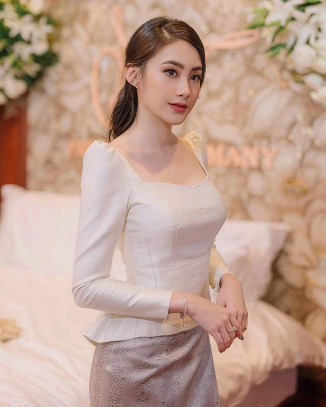 Phoiphailin Sivilay (sinh năm 1997, nick name Chichi Svl) được mệnh danh là "đệ nhất hot girl Lào". 
