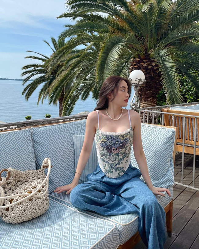 Cô có những chuyến du lịch xa hoa ở khắp mọi nơi.&nbsp;
