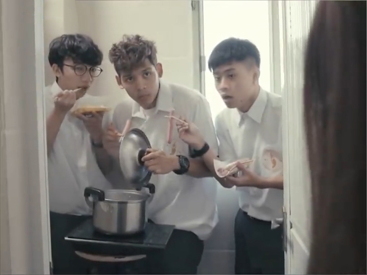 Clip hài hước - Bị cô giáo bắt quả tang hút thuốc trong nhà vệ sinh và cái kết bất ngờ