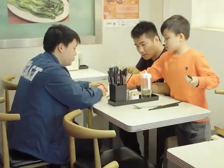 Clip hài hước - Cách ông bố dạy dỗ một đứa con ngoan khiến bạn khó tin