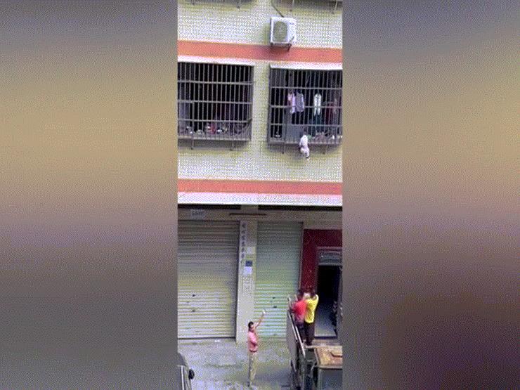 Phi thường - kỳ quặc - Hoảng sợ nhìn bé trai kẹt đầu vào song sắt, cả người lơ lửng ngoài “chuồng cọp” ban công