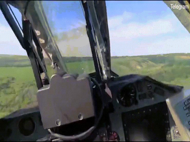 Thế giới - Phi công Nga thoát hiểm trước khi chiến đấu cơ lao xuống đất nổ tung