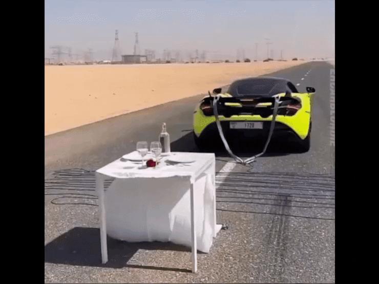Ô tô - Clip: Chơi lớn dùng siêu xe "giật" khăn trải bàn khiến dân chơi trầm trồ