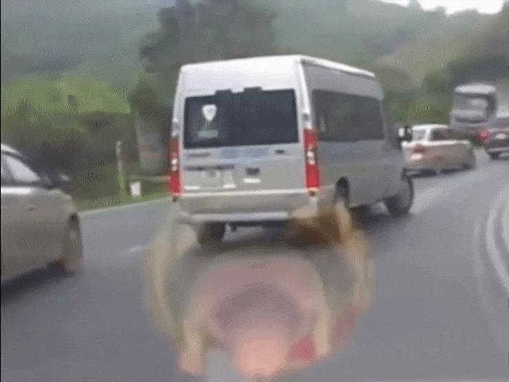 Ô tô - Clip: Kinh hoàng xe đầu kéo mất phanh khi đang đổ đèo