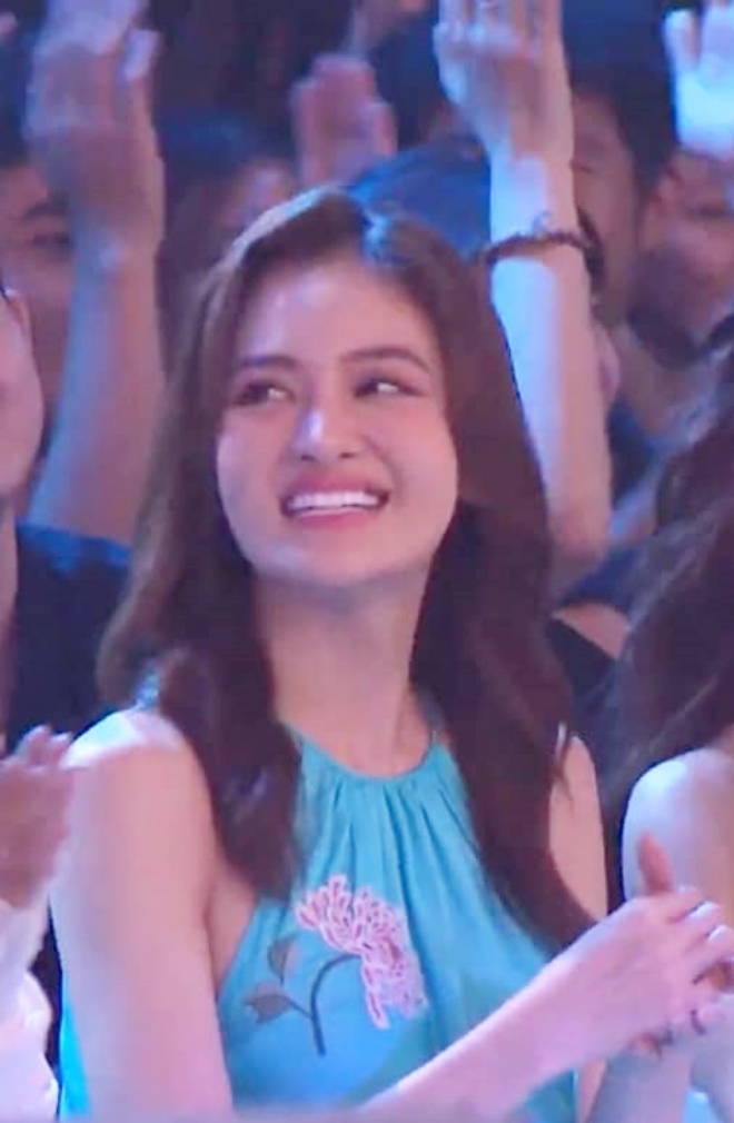 Thùy Anh hào hứng khi được xem chương trình trực tiếp 