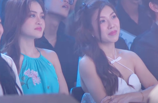 Cả hai chăm chú theo dõi phần trình diễn của Noo Phước Thịnh