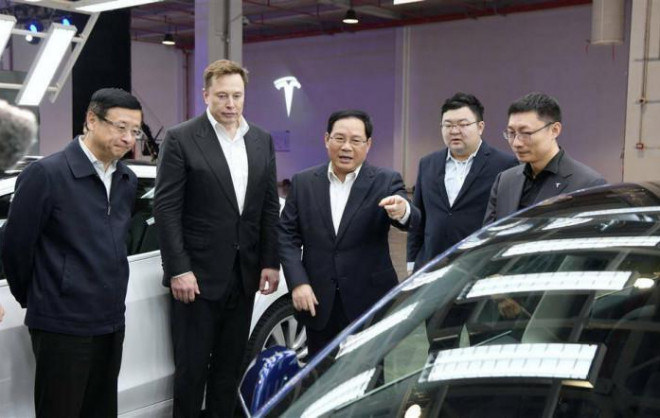 Bí thư thành ủy Thượng Hải Lý Cường thăm nhà máy Gigafactory, gặp Giám đốc điều hành Tesla - Elon Musk.