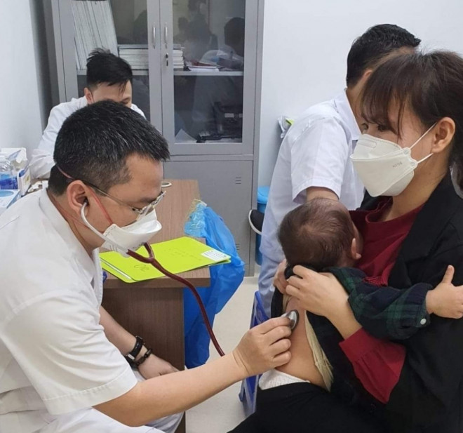 TS.BS Nguyễn Văn Tùng đang khám cho bệnh nhi