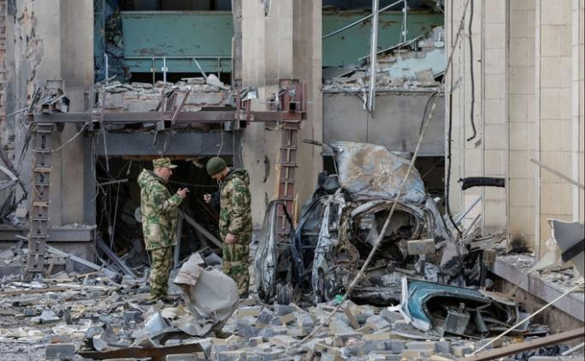 Tòa nhà ở Donetsk bị pháo kích. Ảnh: Reuters