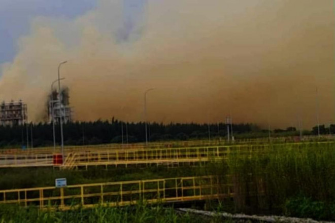 Khói màu vàng bốc lên từ Dự án Formosa Hà Tĩnh.