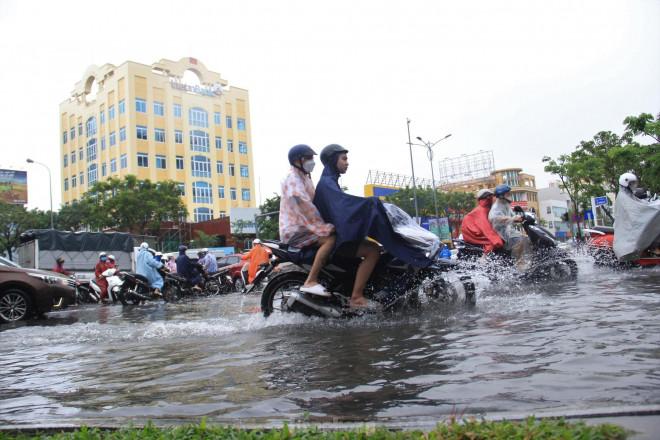 Đường Lê Đình Lý trưa cùng ngày bị ngập cục bộ đoạn gần nút giao Nguyễn Văn Linh. Đoạn sâu nước dâng gần nửa bánh xe.