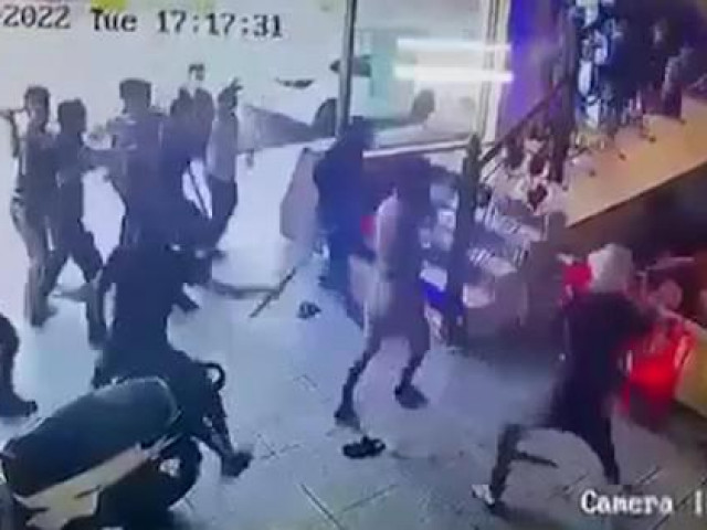 Pháp luật - Lộ nguyên nhân nhóm giang hồ "đổ bộ" quán karaoke, chém người tới tấp