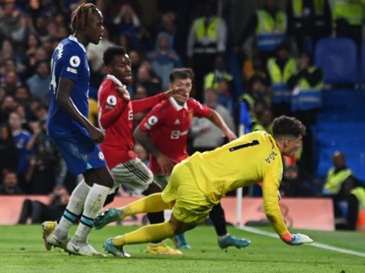 Cựu thủ môn MU chê Kepa, sao trẻ Chelsea ”ăn vạ” câu penalty