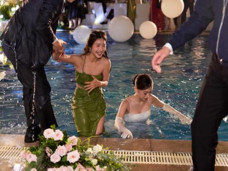 Thời trang - Mai Phương Thúy, Minh Hằng "cạnh tranh" danh hiệu khách mặc táo bạo nhất đám cưới?