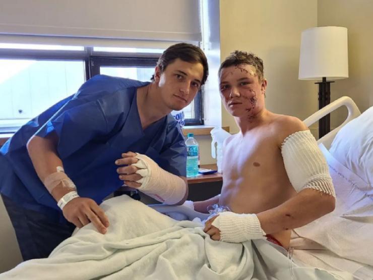 Thể thao - Đứng tim đô vật Mỹ đấu gấu cứu bạn: Vết cắn và tiếng xương bị gãy