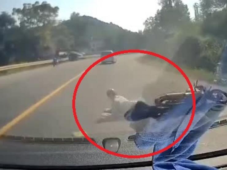 Clip: Ô tô chạy “mất bóng” sau va chạm khiến nữ tài xế gặp nạn và việc tử tế