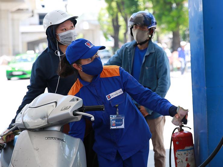 Thị trường - Tiêu dùng - Giá xăng dầu hôm nay 26/10: Tăng giảm trái chiều khi tín hiệu sụt giảm nhu cầu được đưa ra