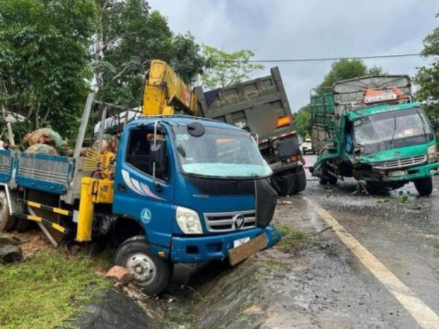 Nhiều ô tô hư hỏng sau tai nạn liên hoàn trên đường Hồ Chí Minh nhánh Đông