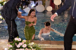 Thời trang - Mai Phương Thúy, Minh Hằng "cạnh tranh" danh hiệu khách mặc táo bạo nhất đám cưới?