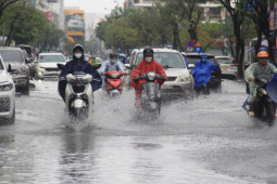 Tin tức trong ngày - Đà Nẵng mưa từ sáng đến trưa, nhiều người sợ ngập nháo nhào tìm lối thoát