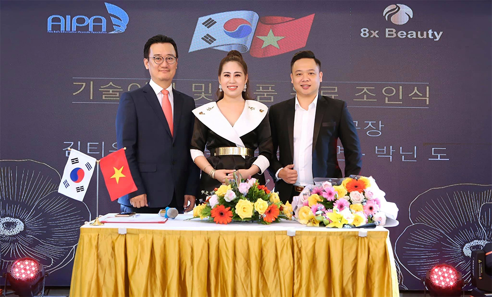 Nghiêm Thị Trang trong lễ ký kết chuyển giao công nghệ mỹ phẩm Hàn Quốc