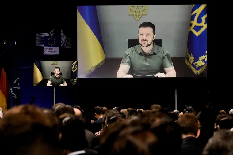Ông Zelensky phát biểu trực tuyến trong Hội nghị Tái thiết Ukraine (ảnh: CNN)