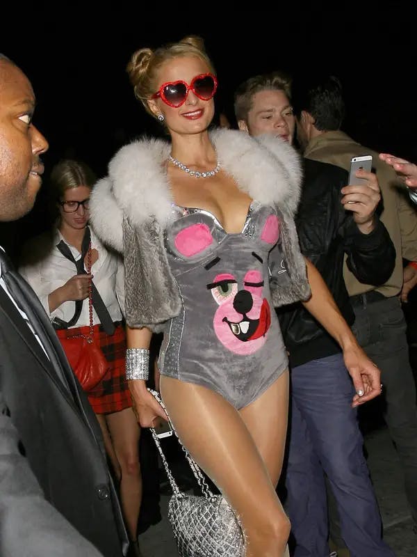 Paris Hilton trong vai Miley Cyrus năm 2013.