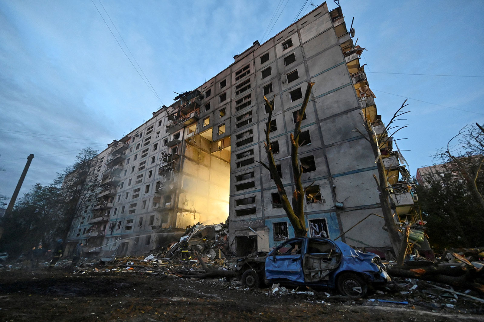 Một tòa nhà ở Ukraine hư hỏng nặng do giao tranh (ảnh: DW)