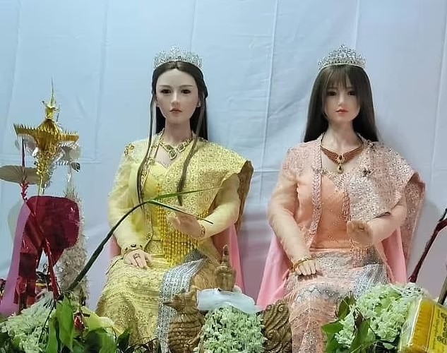 Một nhóm người sùng đạo mang 2 robot tình dục vào chùa Shwedagon để hành lễ. Ảnh: DM