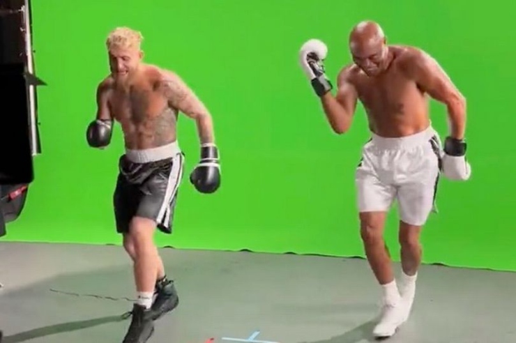 Jack Paul (trái) và huyền thoại UFC Anderson Silva nhảy nhót