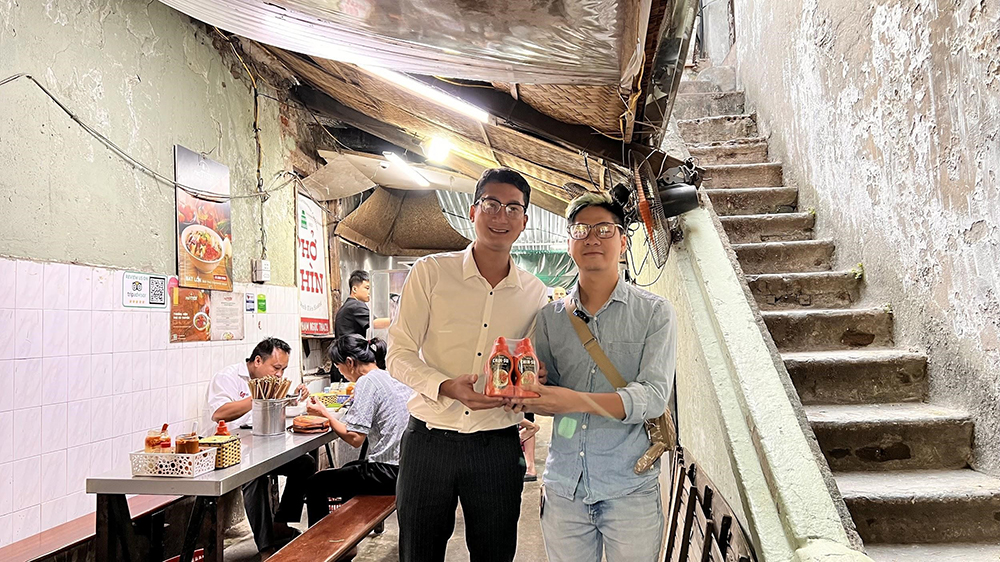 Anh Bùi Chí Thành (bên phải) vui mừng khi nhãn hàng Chin-su đã đồng hành cùng quán Phở Thìn Bờ Hồ