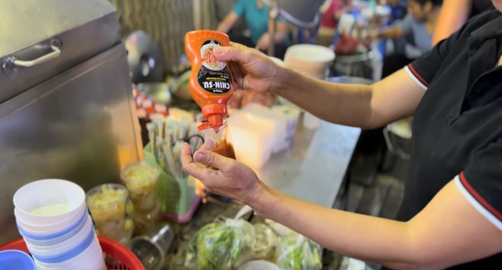 Tương ớt phở Chin-su được đóng gói để cho những thực khách đem về