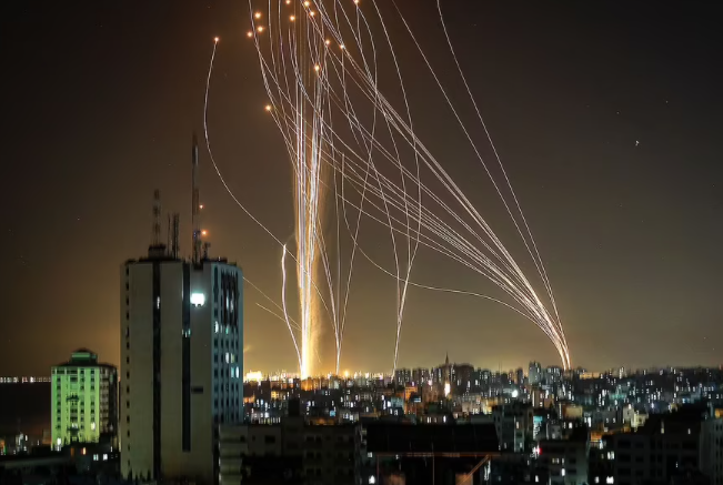 Hệ thống “Vòm sắt” của Israel đánh chặn rocket trong đêm (ảnh: RT)