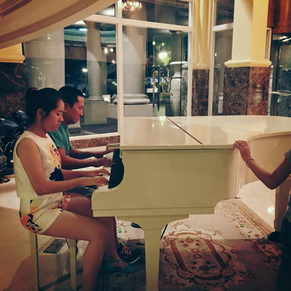 Doanh nhân Trịnh Thế Nhân luôn truyền niềm đam mê âm nhạc đến gia đình, bạn bè.