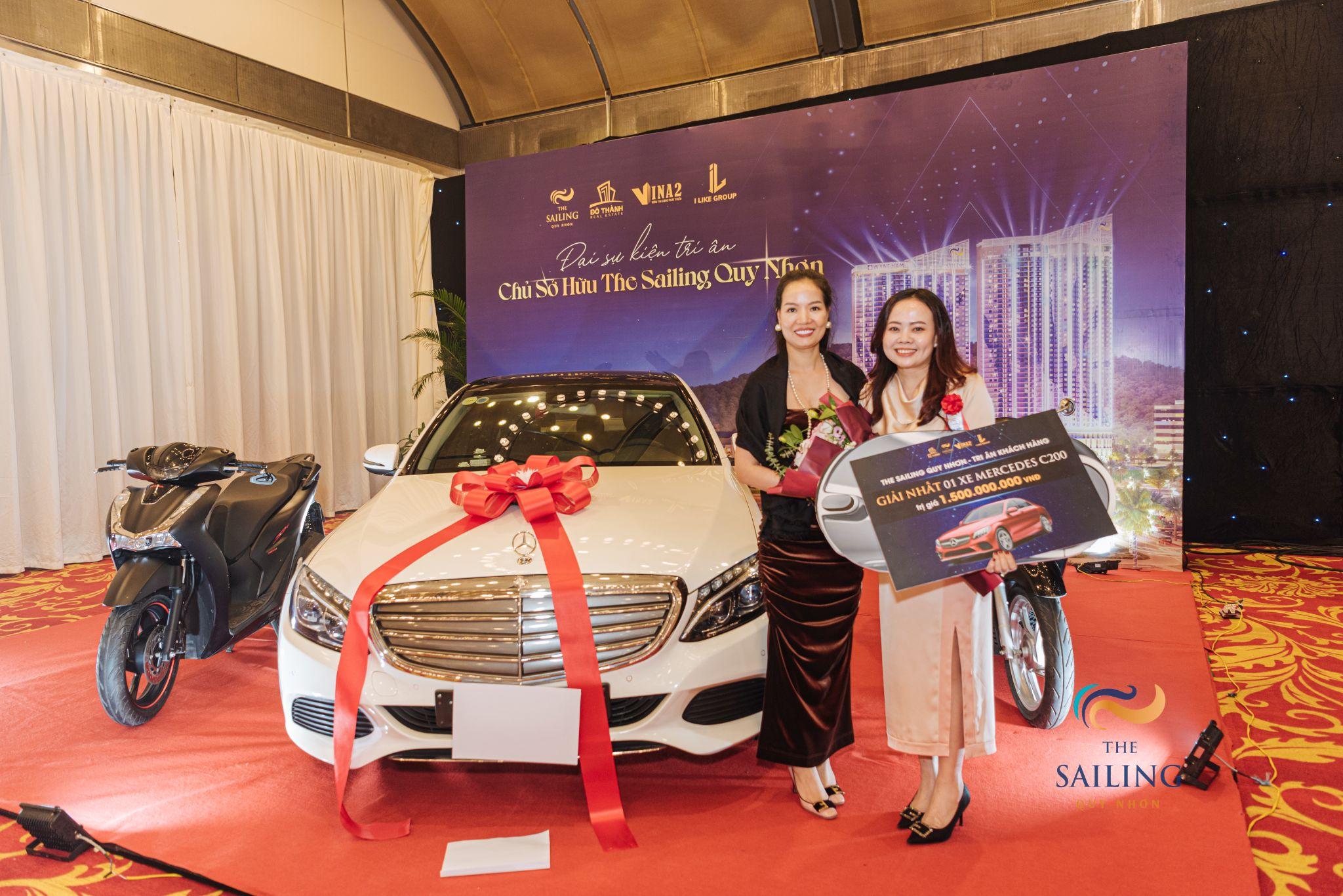 Đại diện khách hàng may mắn trúng giải thưởng cao nhất trong sự kiện