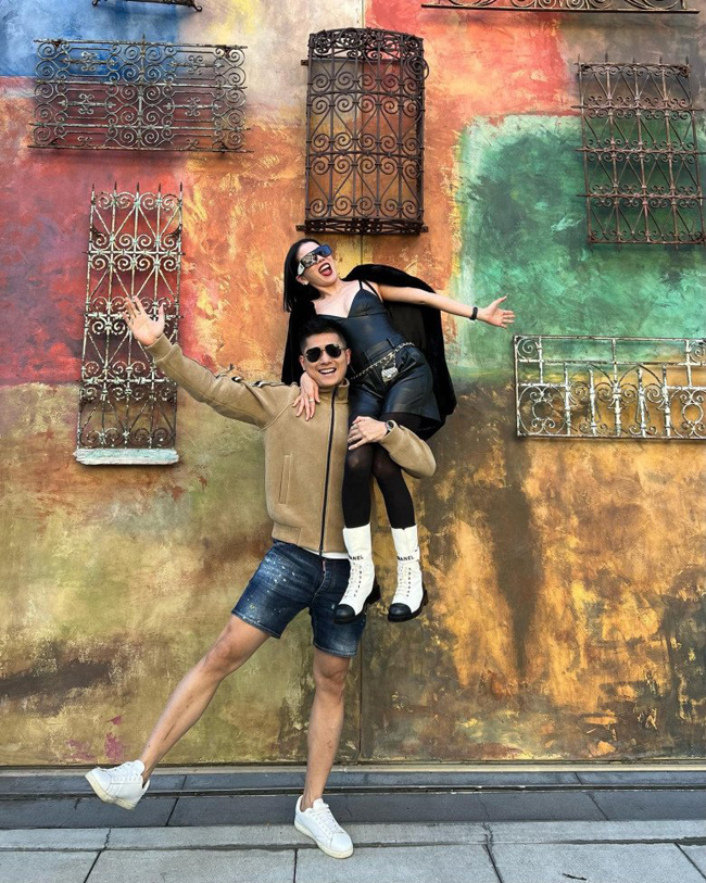 Cặp đôi nữ ca sĩ Lệ Quyên và người mẫu Lâm Bảo Châu mới đây lại khiến cư dân mạng "ghen tỵ" với loạt ảnh du hý ở trời Tây. Đặc biệt nhất phải kể tới những hình ảnh công kênh bạn gái trên vai.
