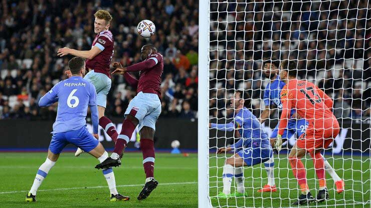 Zouma mở tỷ số cho West Ham dù Kehrer đã để bóng chạm tay trước đó