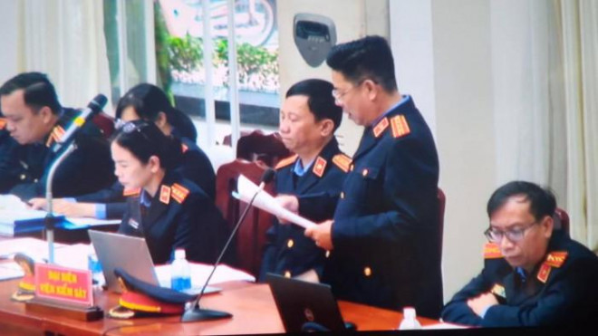 Đại diện VKSND tỉnh Đồng Nai công bố cáo trạng. Ảnh chụp màn hình.