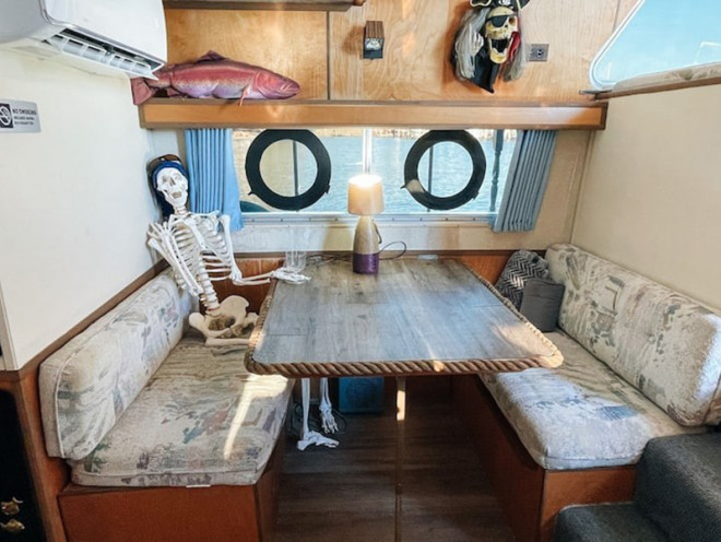 Thử lên tàu cướp biển ngủ một đêm với... các bộ xương - 4