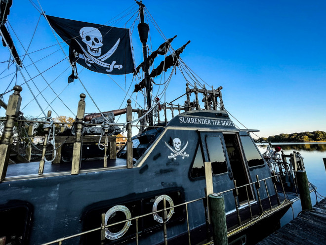 Khi không còn là cướp biển nữa, chiếc tàu có vẻ "ngoan, hiền" hơn