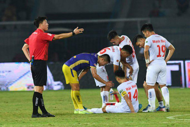 Trọng tài Hàn Quốc Kim Dae-yong điều hành trận đấu giữa CLB Hải Phòng và Hà Nội FC cuối tuần qua.(Ảnh: VPF)
