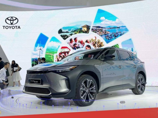 Tin tức ô tô - Toyota bZ4X thuần điện lần đầu tiên xuất hiện tại Việt Nam
