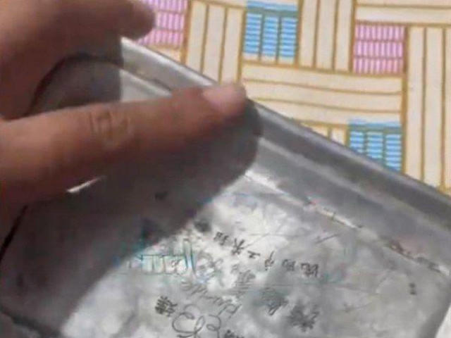 Bạn trẻ - Cuộc sống - Cha hấp hối nói rằng có hộp cơm dưới bể nước, 3 người con khóc nức nở khi mở ra xem