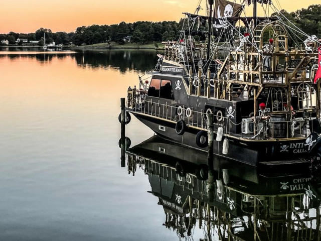 Du lịch - Thử lên tàu cướp biển ngủ một đêm với... các bộ xương