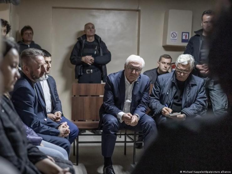 Thế giới - Tổng thống Đức phải ngồi hầm trú ẩn 1,5 tiếng khi thăm Ukraine