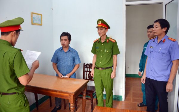 Cơ quan CSĐT tống đạt quyết định khởi tố bị can và Lệnh bắt bị can để tạm giam đối với Nguyễn Hoàng Minh.